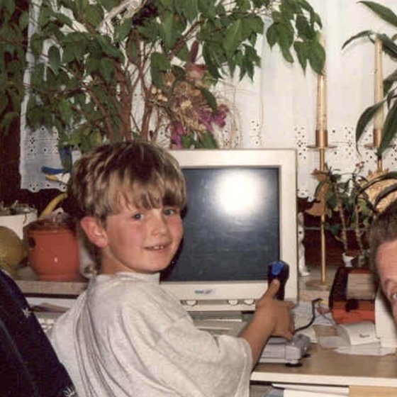 Peter als Kind am Computer